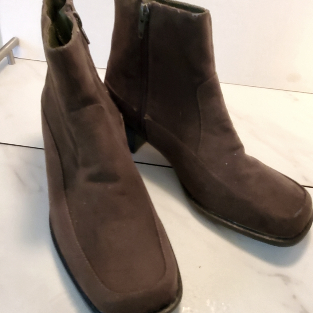 New GREEN LEATHER ANKLE BOOTS SIZE 6W
